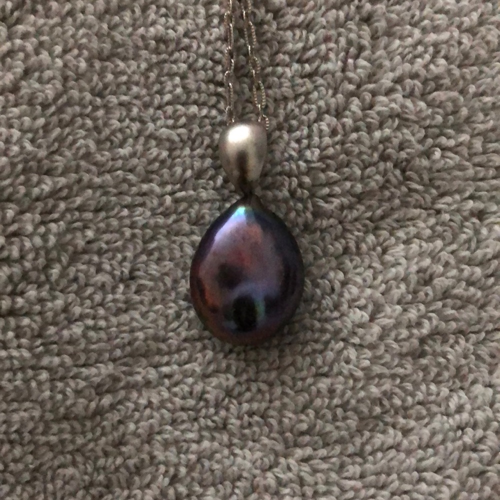 Splendid Pearls iridescent black pearl necklace.